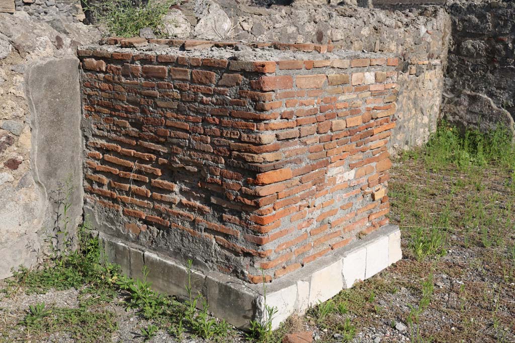 VI.1.13 Pompeii. December 2018. East wall, with remains of marble clad pedestal or statue base? Photo courtesy of Aude Durand.