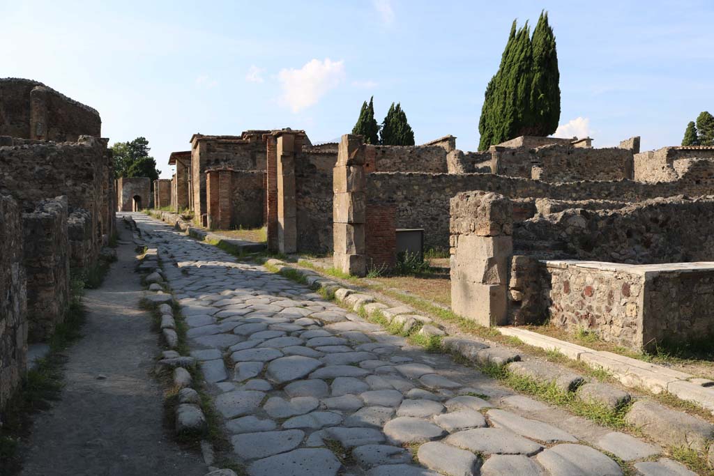VI.1.17 Pompeii, on right. December 2018. Looking north on Via Consolare, from entrance doorway. Photo courtesy of Aude Durand.