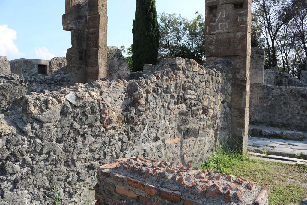 VI.1.17, Pompeii. December 2018. Looking west along south wall of bar-room. Photo courtesy of Aude Durand.