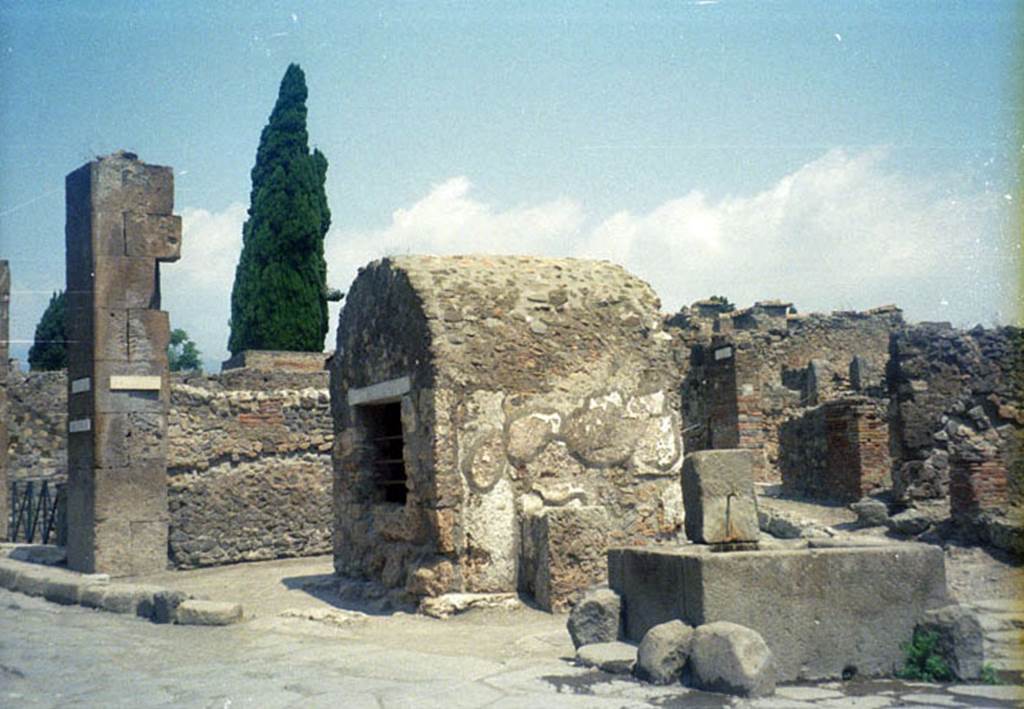 VI.1.19  Pompeii. July 2011. Public well, street shrine and fountain. Photo courtesy of Rick Bauer.