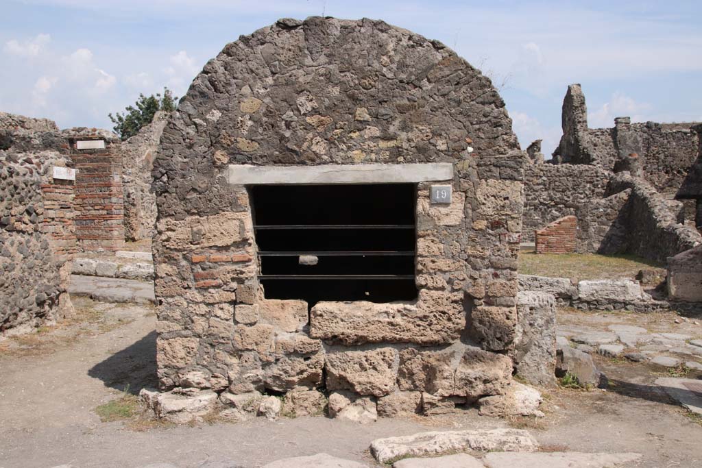 VI.1.19 Pompeii. September 2021. Public deep well on east side of Via Consolare. Photo courtesy of Klaus Heese.