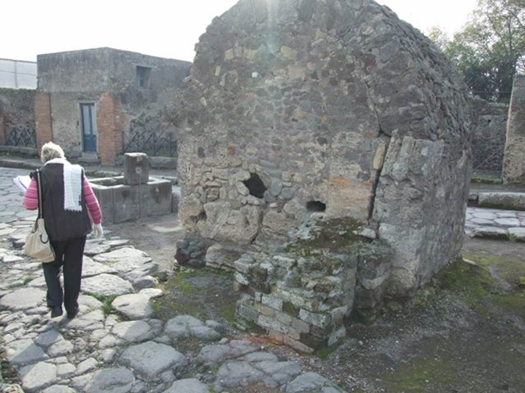 VI.1.19  Pompeii. December 2007. Rear (east side) of public well with remains of water column.