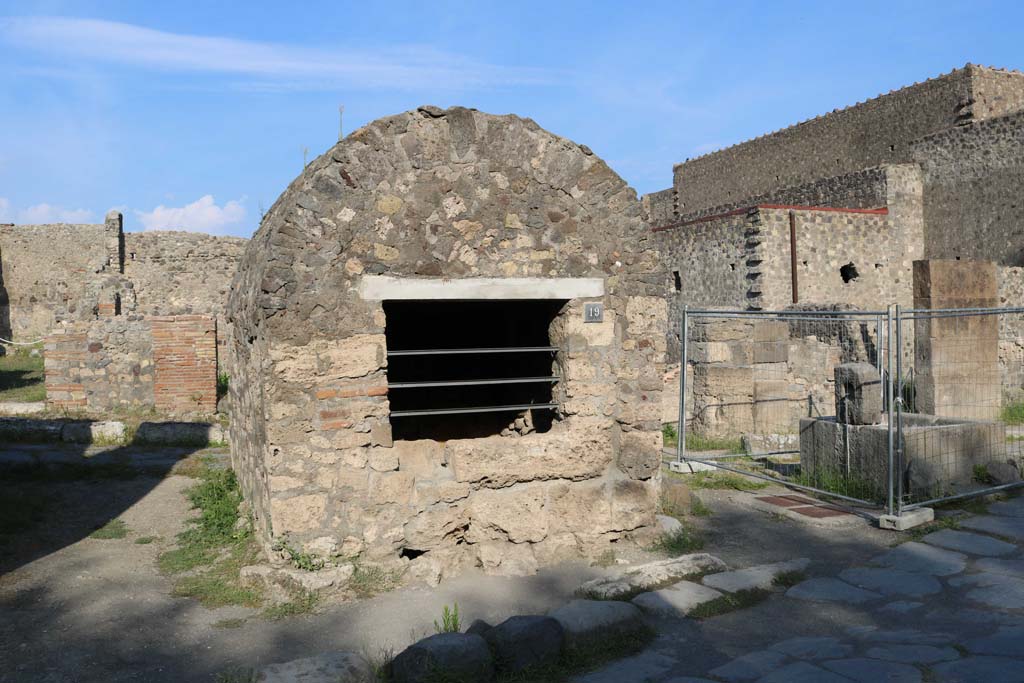 VI.1.19 Pompeii. December 2018. Public well, with fountain on its south side. Photo courtesy of Aude Durand.

