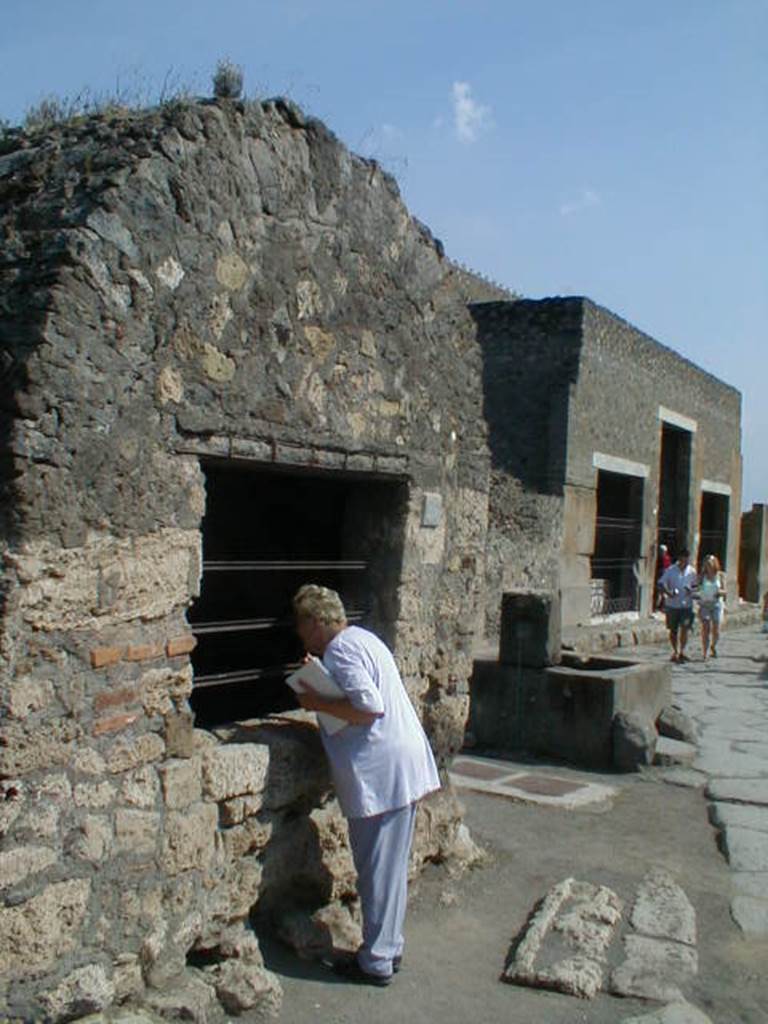 VI.1.19  Pompeii.  September 2004. Public well.