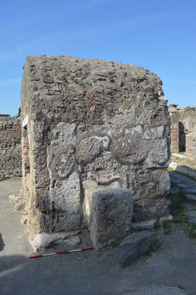 VI.1.19 Pompeii. October 2017. Looking north to street altar on south side of well.
Foto Taylor Lauritsen, ERC Grant 681269 DÉCOR.

