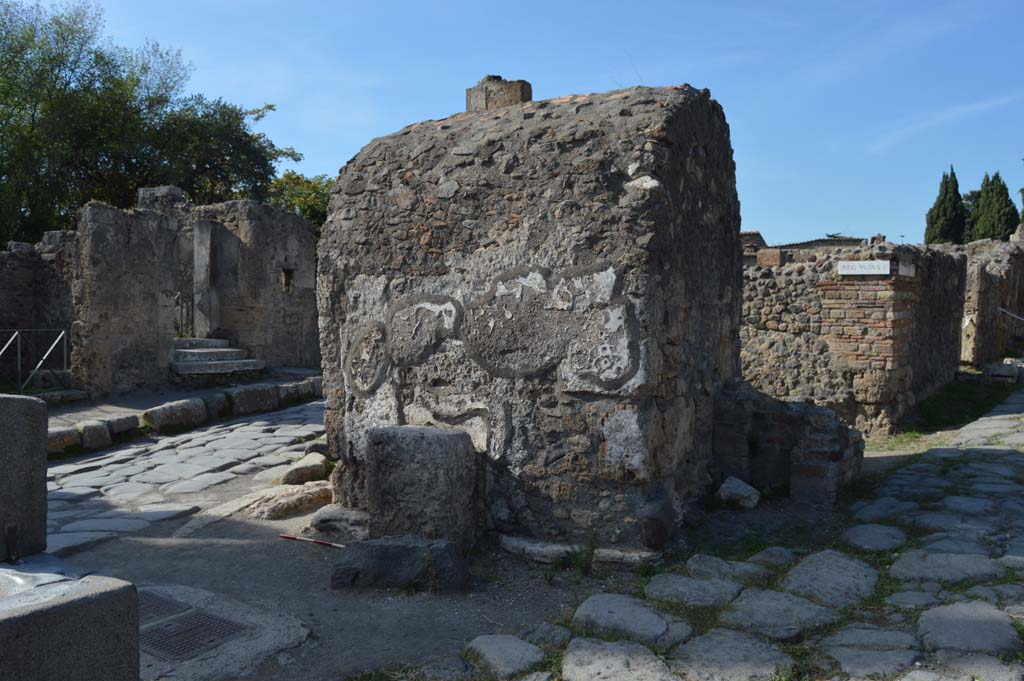 VI.1.19 Pompeii. October 2017. Looking north-west towards street shrine.
Foto Taylor Lauritsen, ERC Grant 681269 DÉCOR.
