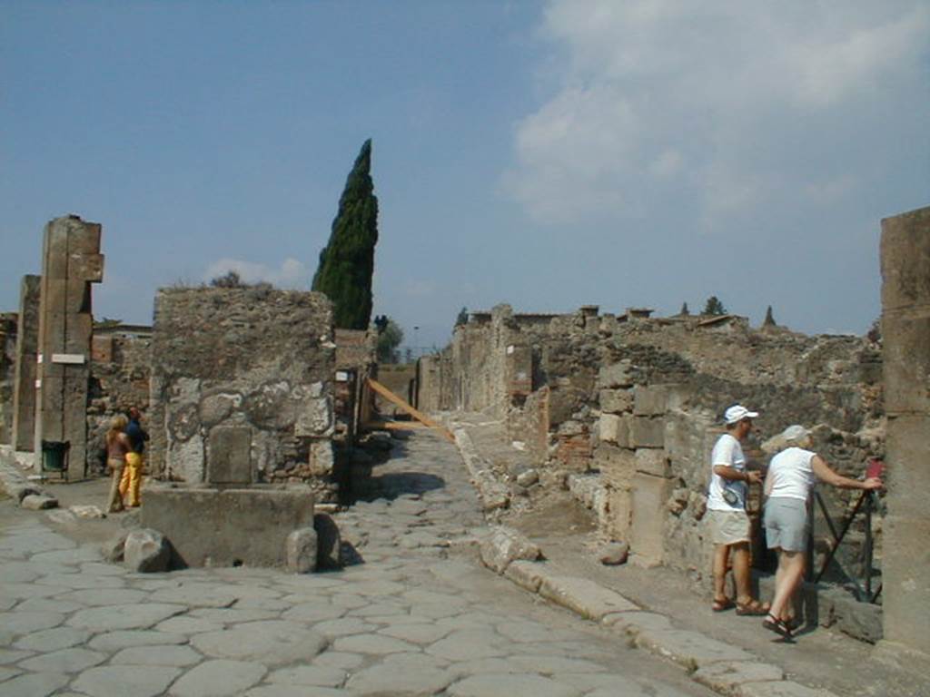 VI.1.19 Pompeii. September 2005. Vicolo di Narciso looking north from Via Consolare.   VI.2.