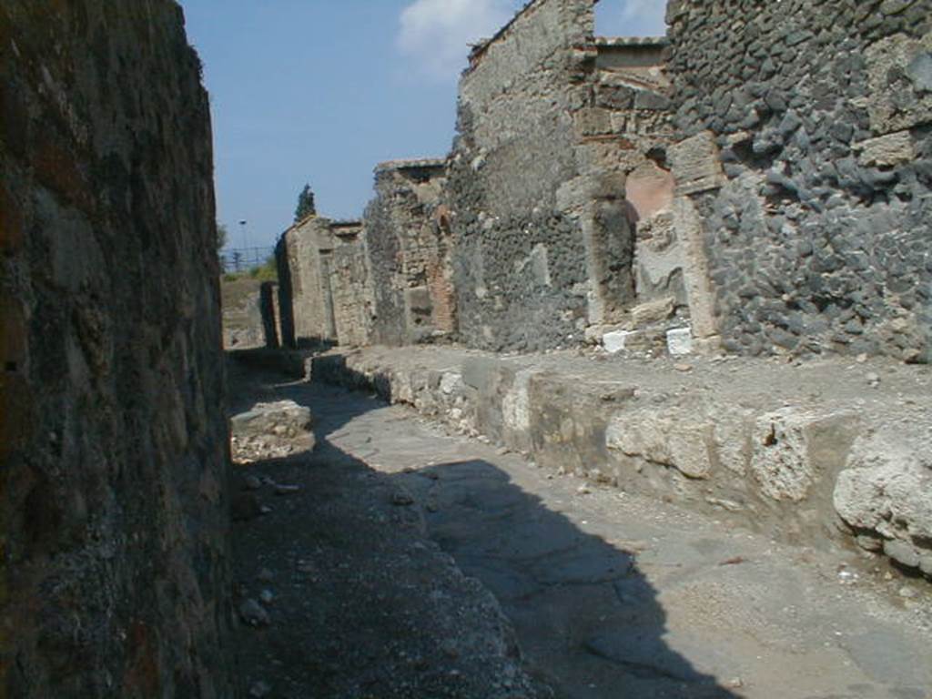 VI.1.21 Pompeii, September 2005. Vicolo di Narciso looking north.¬    VI.2