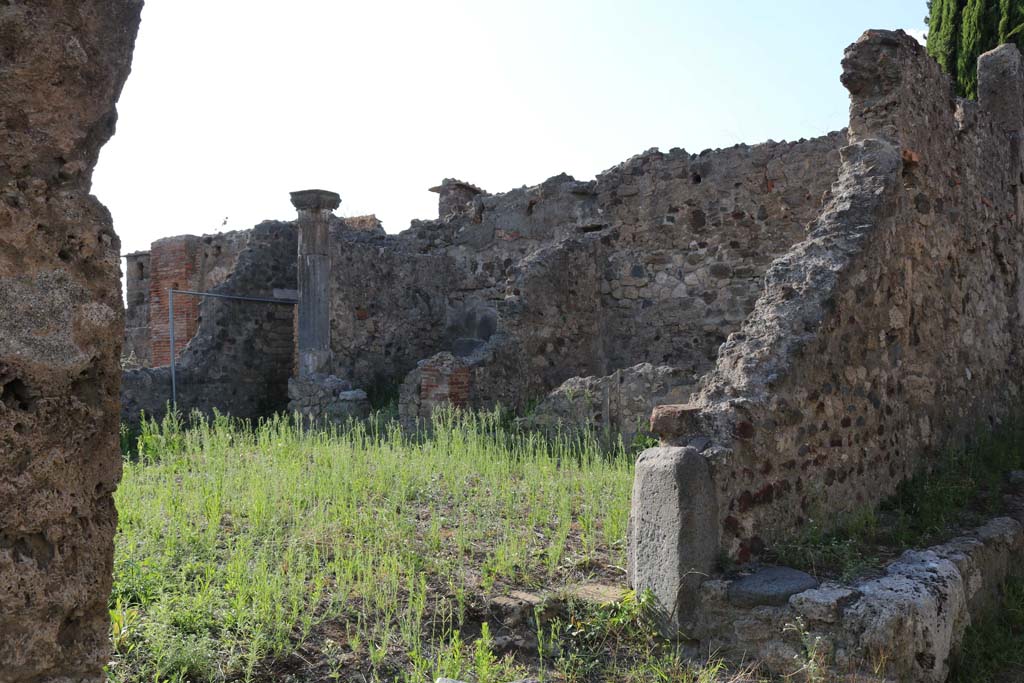 VI.1.22 Pompeii. December 2018. Looking north-west from entrance doorway. Photo courtesy of Aude Durand.