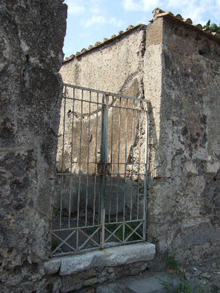 VI.1.25 Pompeii. September 2005. Entrance doorway.

