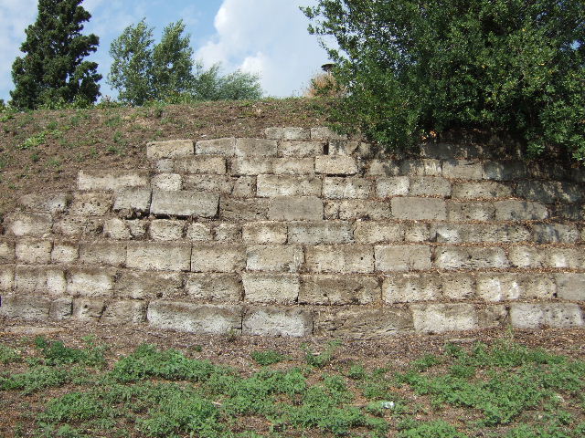 Walls near VI.1.26 behind VI.2, Pompeii. September 2005. Looking north.