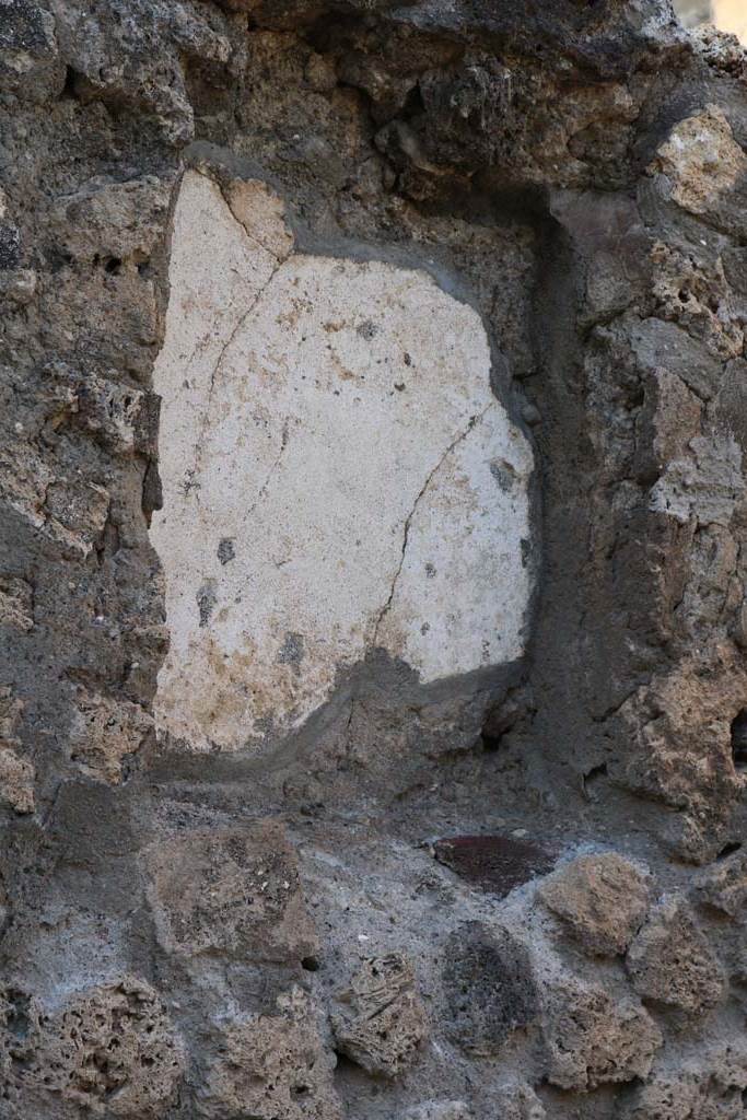 VI.2.1 Pompeii. December 2018. 
Detail of niche in north wall of bar-room. Photo courtesy of Aude Durand.
