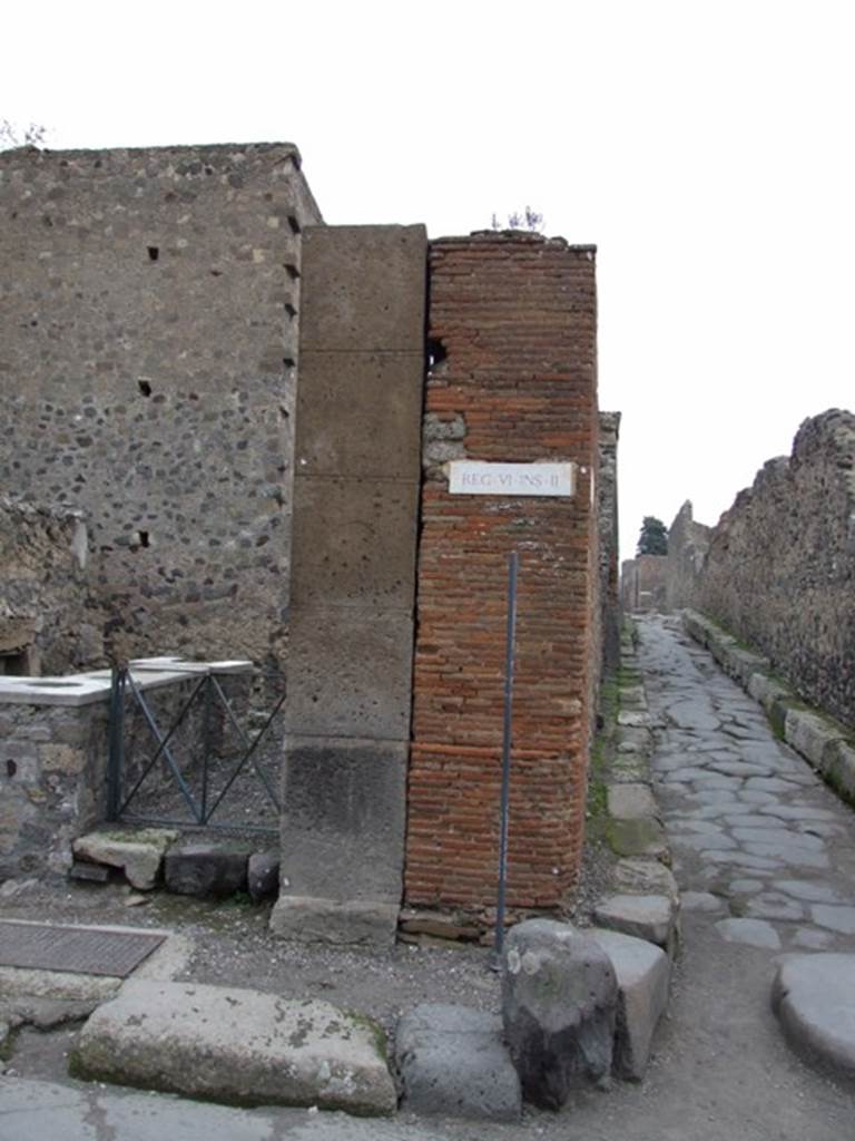 VI.2.1 Pompeii.  December 2007. South side of entrance.  Corner of Via Consolare and Vicolo di Mercurio. Looking east.
