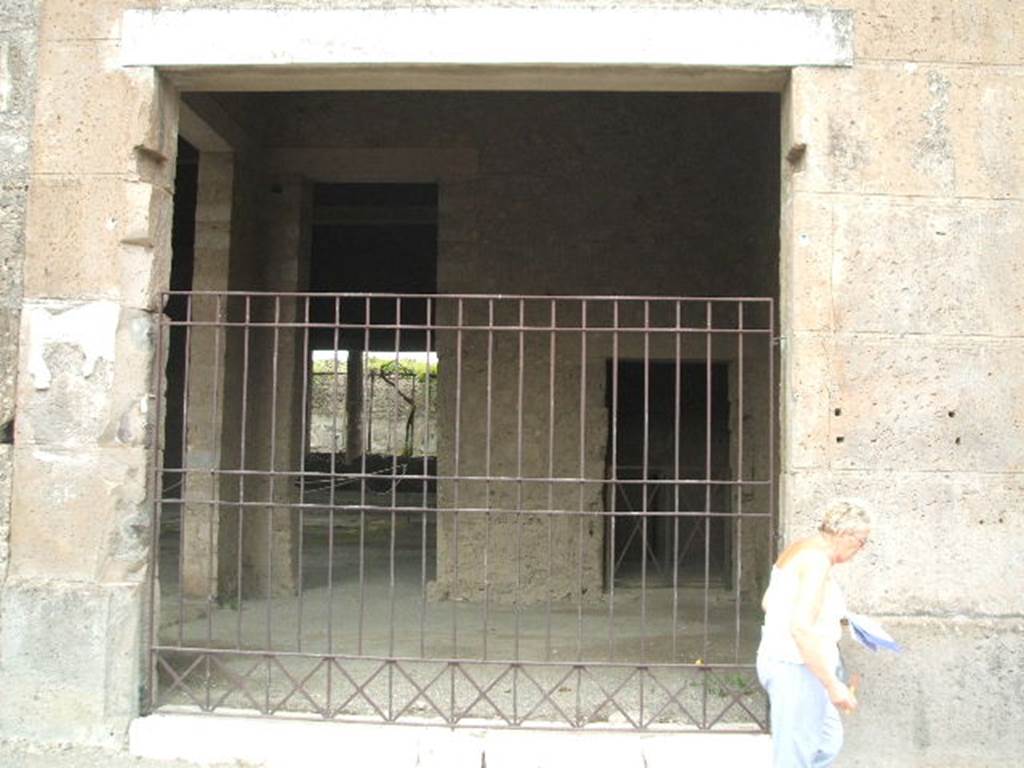 VI.2.3 Pompeii. May 2005. Entrance doorway, looking east. 