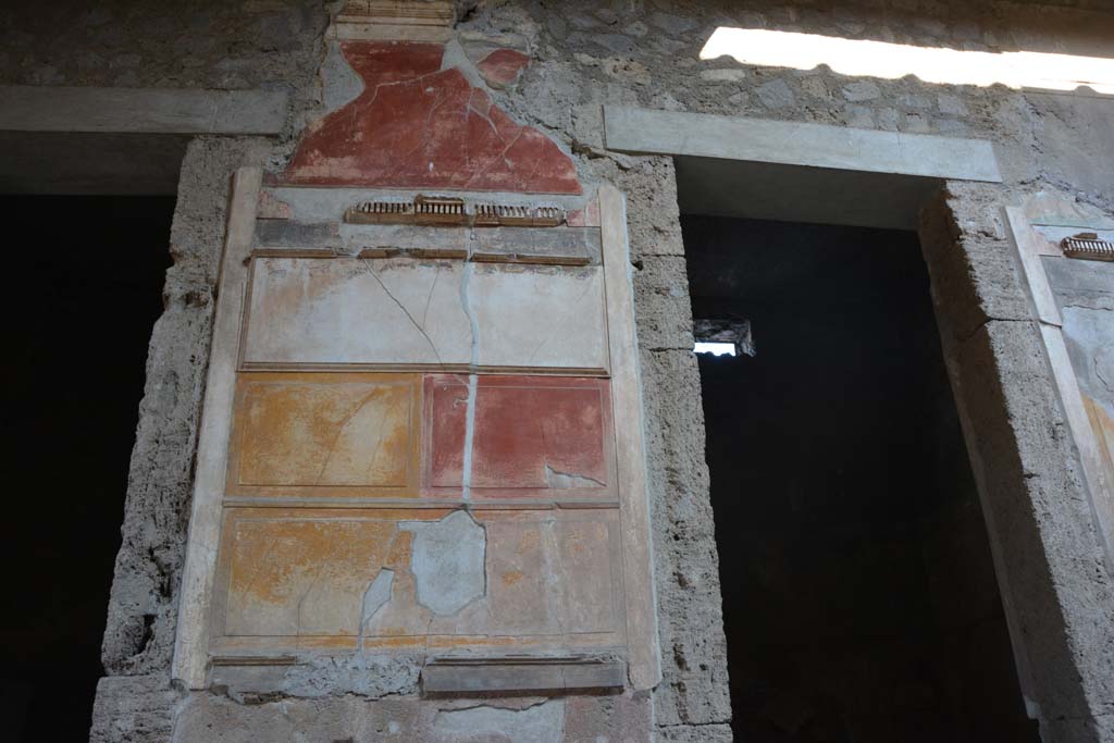 VI.2.4 Pompeii. March 2019. 
Detail of painted wall decoration on north side of atrium, between doorways to the anteroom of the winter triclinium, and a cubiculum.
Foto Annette Haug, ERC Grant 681269 DÉCOR.
