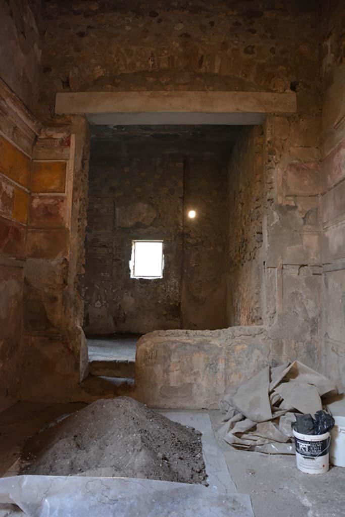 VI.2.4 Pompeii. December 2017. Detail from upper north wall on west side of doorway through to area at rear. 
Foto Annette Haug, ERC Grant 681269 DÉCOR.
