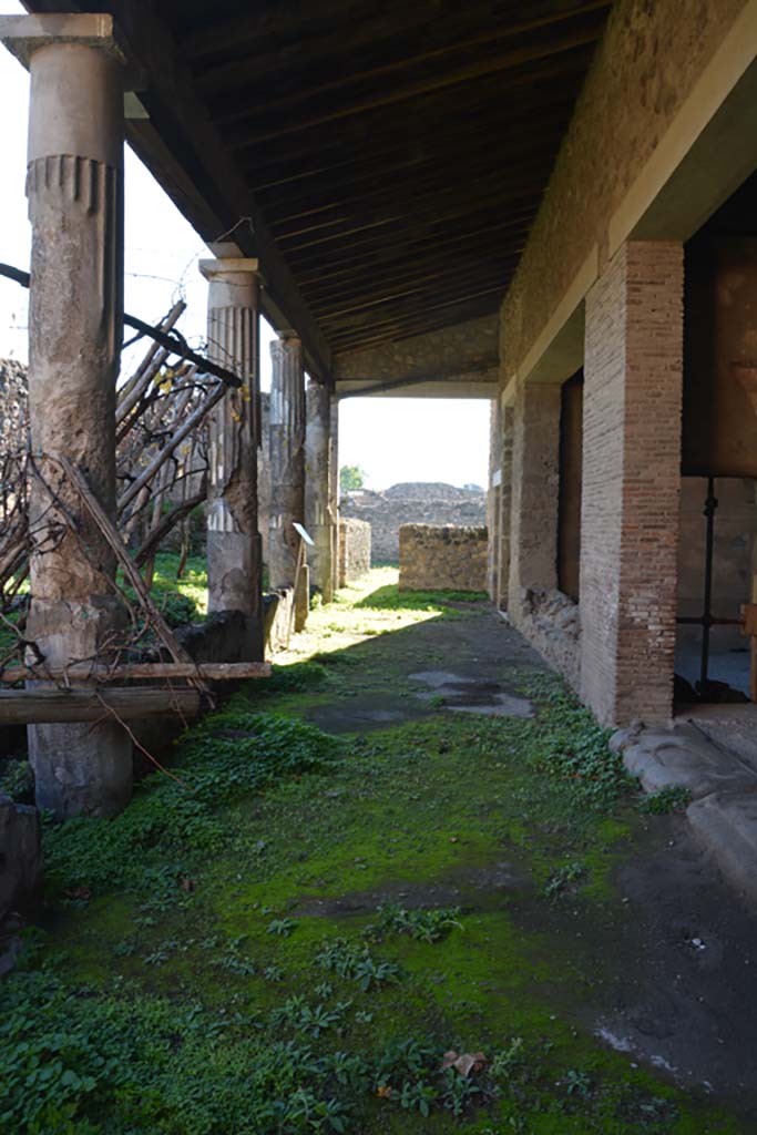 VI.2.4 Pompeii. December 2017. Base of column at south end of portico.
Foto Annette Haug, ERC Grant 681269 DÉCOR.
