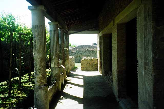 VI.2.4 Pompeii. December 2017. Detail of base of column at south end of portico.
Foto Annette Haug, ERC Grant 681269 DÉCOR.
