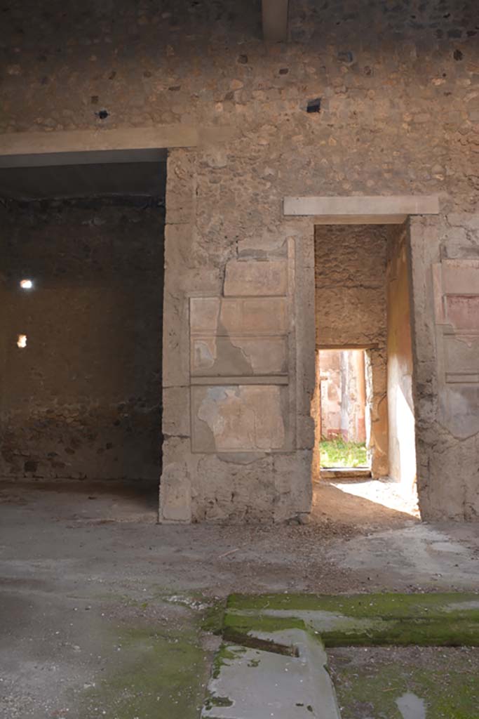 VI.2.4 Pompeii. March 2019. 
South side of atrium, south ala, on left, and room leading to garden apartments, on right.
Foto Annette Haug, ERC Grant 681269 DÉCOR.

