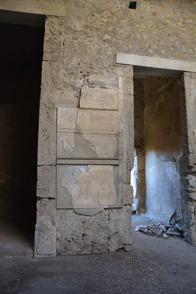 VI.2.4 Pompeii, December 2017. 
Painted wall decoration on pilaster between doorways to the south ala, on left, and doorway leading to garden apartments, on right.
Foto Annette Haug, ERC Grant 681269 DÉCOR.
