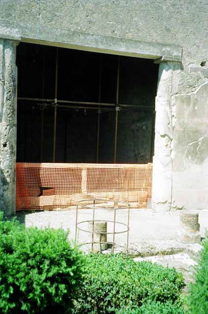 VI.2.4 Pompeii. May 2006. Looking west across small garden to triclinium.