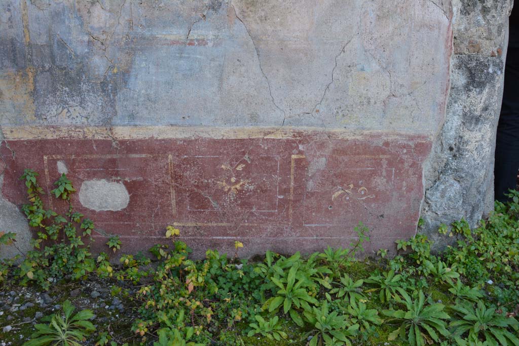 VI.2.4 Pompeii. March 2019. 
Detail of painted plaster above zoccolo on west wall in south-west corner between the diaeta and the triclinium.
Foto Annette Haug, ERC Grant 681269 DÉCOR.
