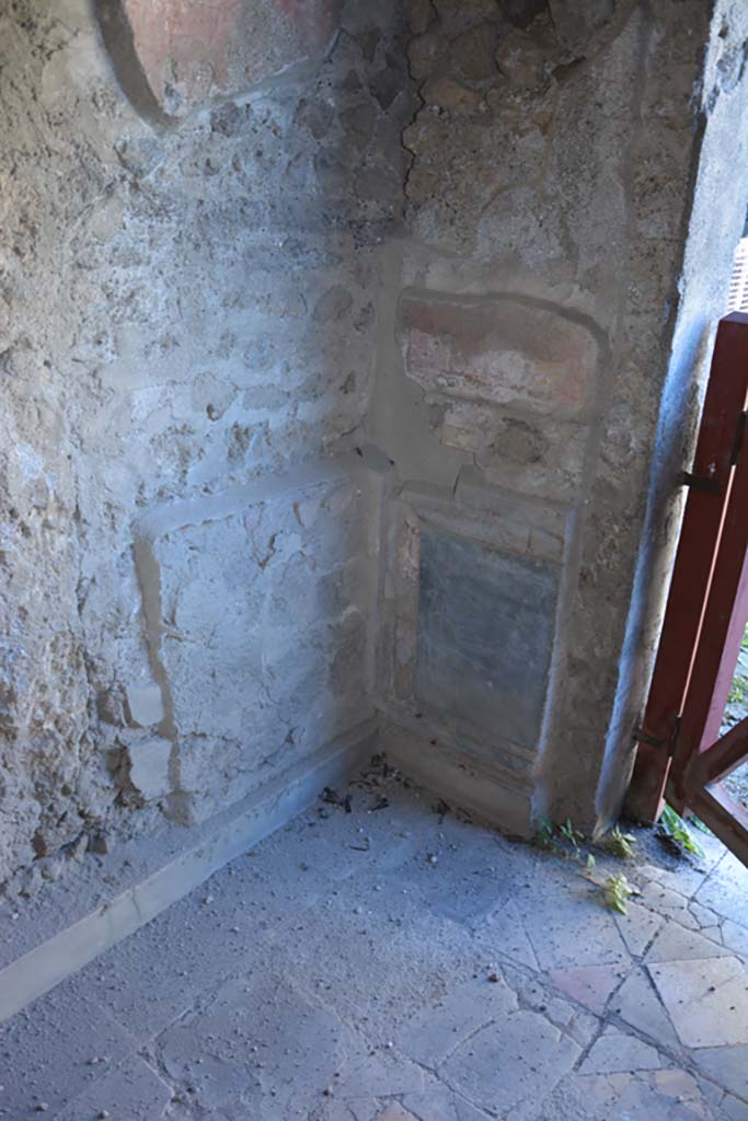 VI.2.4 Pompeii. March 2019. Central panel of south wall with faded remains of fresco of Paris and Elena.
Foto Annette Haug, ERC Grant 681269 DÉCOR.
