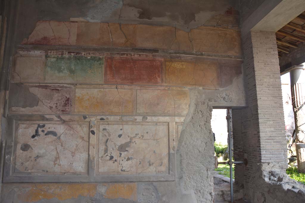 VI.2.4 Pompeii. March 2019. Looking towards upper north wall of tablinum, with doorway to oecus at east end.
Foto Annette Haug, ERC Grant 681269 DÉCOR.


