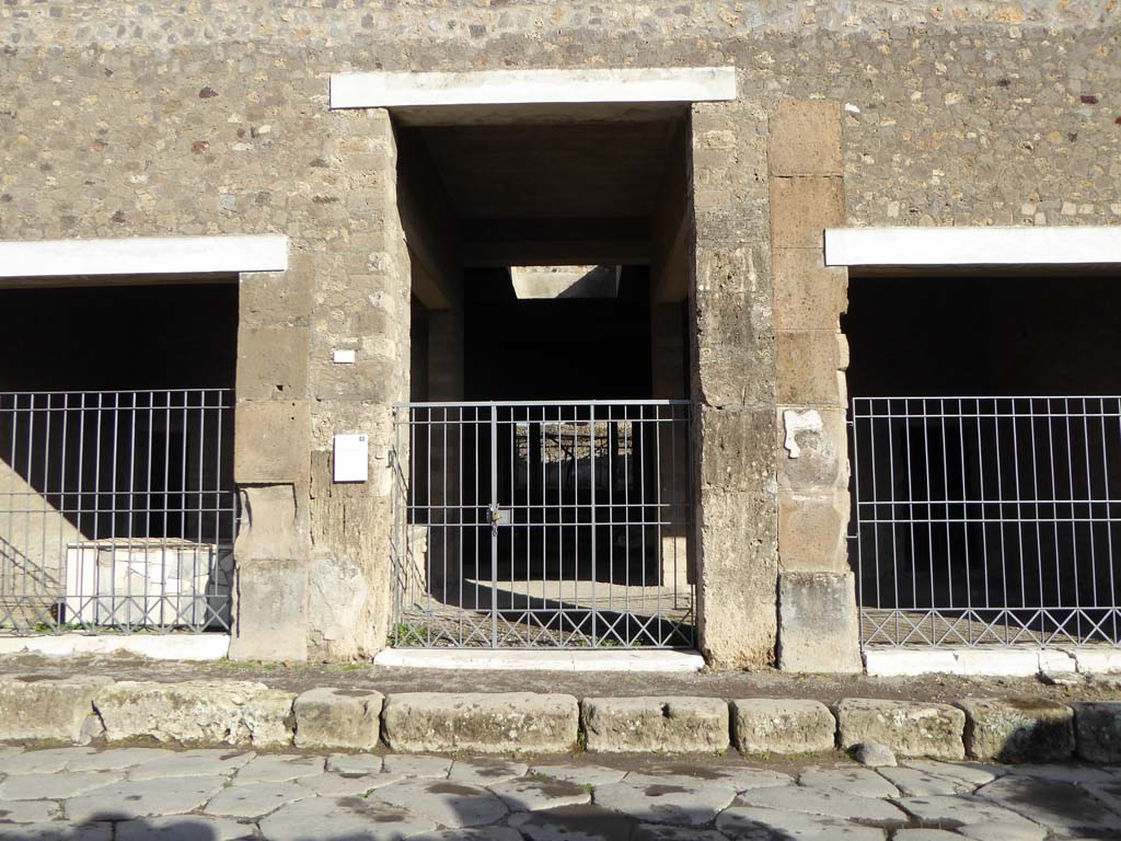 VI.2.4 Pompeii, in centre. January 2017. Looking east to entrance doorways, with VI.2.5, on left, and VI.2.3, on right.
Foto Annette Haug, ERC Grant 681269 DÉCOR.
