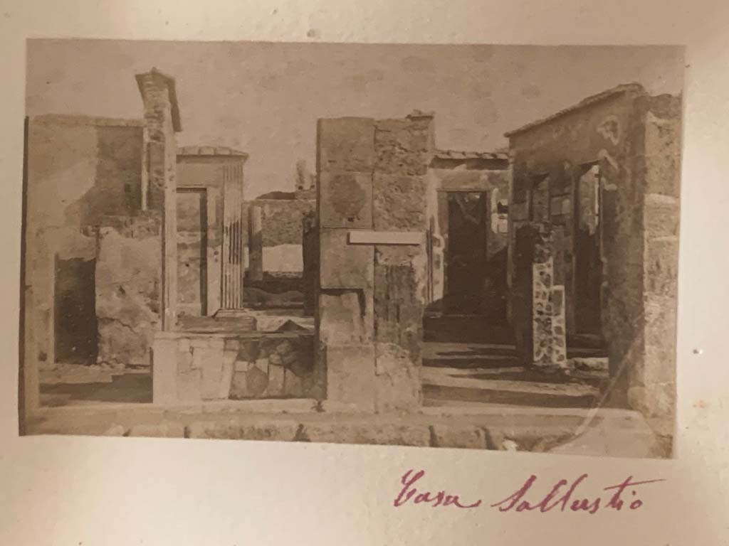 VI.2.4 Pompeii. Album by M. Amodio, c.1880, entitled “Pompei, destroyed on 23 November 79, discovered in 1748”.
Looking towards entrance doorway. Photo courtesy of Rick Bauer.

