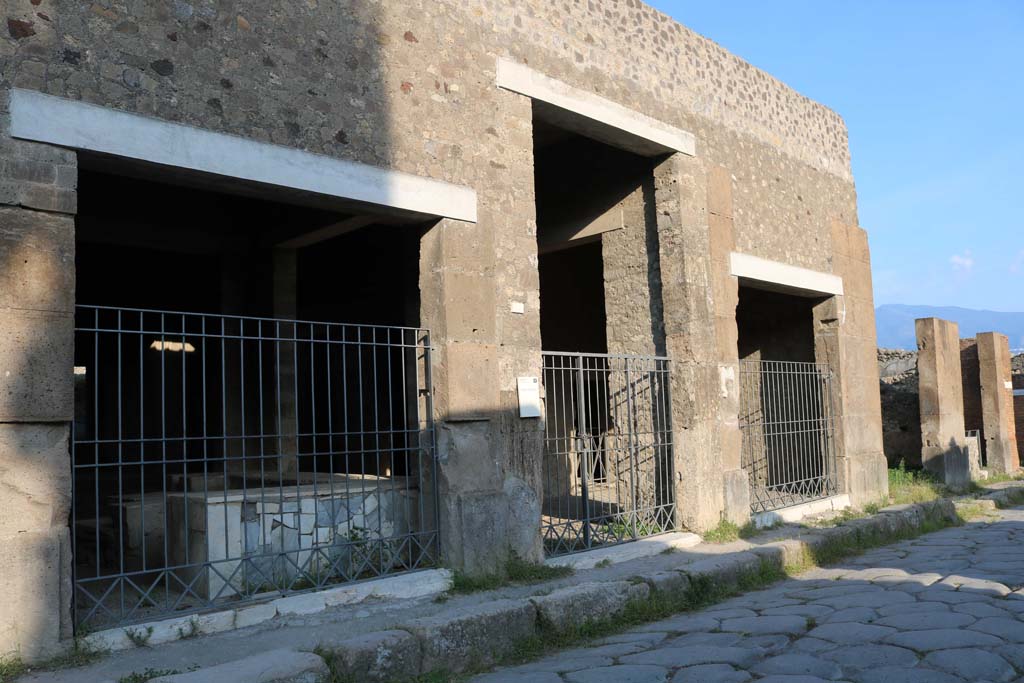 VI.2.5 Pompeii, on left. December 2018. 
Looking towards east side of Via Consolare, with doorway to VI.2.4, in centre. Photo courtesy of Aude Durand.
