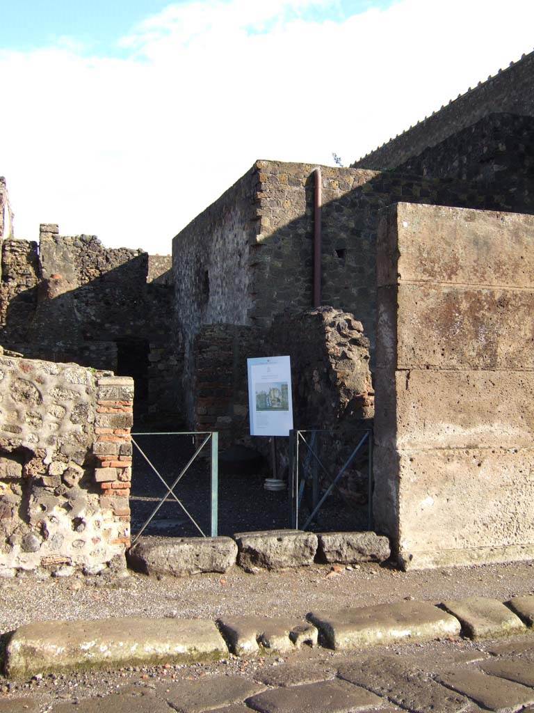 VI.2.6 Pompeii. September 2004. Entrance, looking east. 