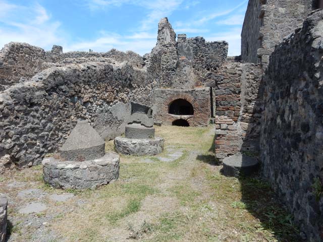 VI.2.6 Pompeii. December 2018. 
Looking east towards oven, from entrance. Photo courtesy of Aude Durand.
