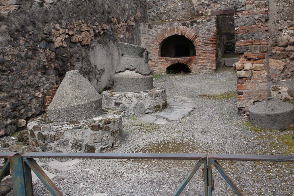 VI.2.6 Pompeii. May 2017. Oven. Photo courtesy of Buzz Ferebee.