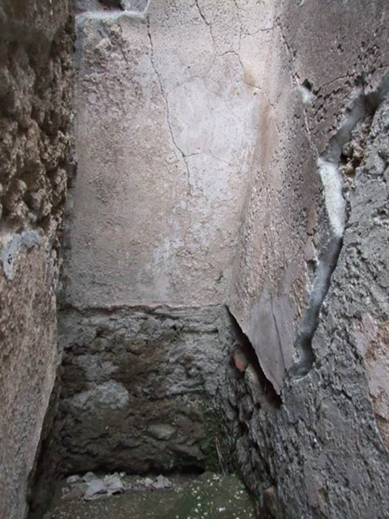VI.2.10 Pompeii. December 2007. Latrine on east side of kitchen. According to Hobson, this shows the slots in the side walls together with the plastering covering the three walls down to the level of the seat. He thought that this showed that this latrine may have been at least comfortable, and may even have had decoration on the wall plaster. See Hobson, B., 2009. Latrinae et foricae: Toilets in the Roman World. London; Duckworth. (p.49)
