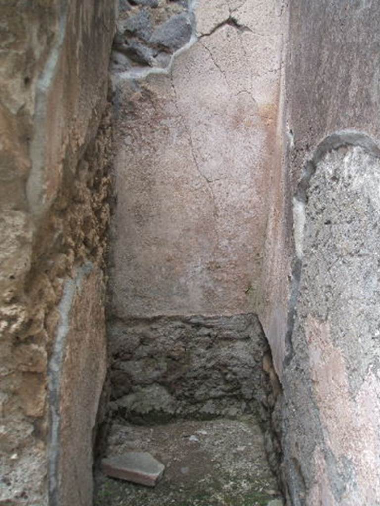 VI.2.10 Pompeii.  Small house.  May 2005.  Latrine on east side of kitchen.