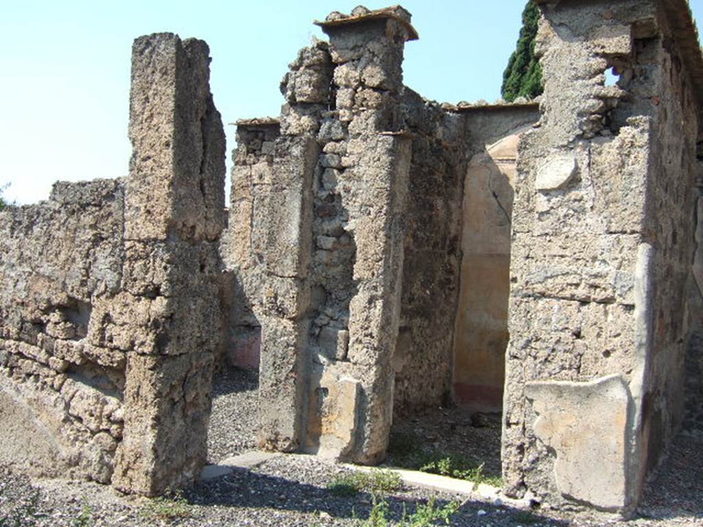 VI.2.11 Pompeii. September 2005. Two doorways in north-west corner of atrium.
On the left is the north wall of the entrance corridor (1).
The doorway into the triclinium (7) is next.
Then the doorway into the west ala/cubiculum (6), with the west wall of the tablinum/exedra (5) visible on the right.


