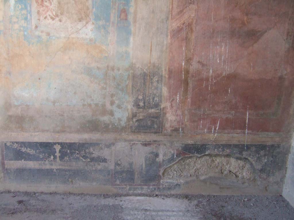 VI.2.14 Pompeii. September 2005. Lower west wall of triclinium, north end.