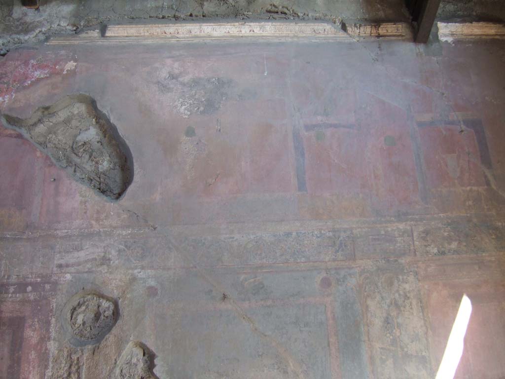 VI.2.14 Pompeii. September 2005. Detail from east wall of triclinium, north end. 