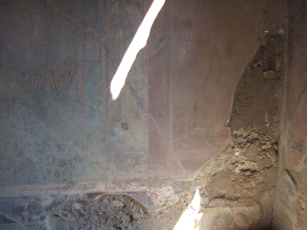 VI.2.14 Pompeii. September 2005. East wall of triclinium, south end.