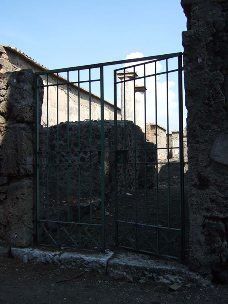 VI.2.15 Pompeii. September 2005. Entrance doorway.