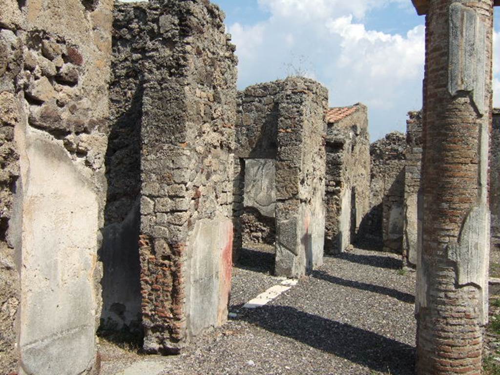 VI.2.16 Pompeii. September 2005. Looking east along portico towards the corridor leading to VI.2.21. According to Fiorelli, the three rooms on the north side of the peristyle were described as an exedra with an oecus on either side of it.
See Pappalardo, U., 2001. La Descrizione di Pompei per Giuseppe Fiorelli (1875). Napoli: Massa Editore. (p.51)
