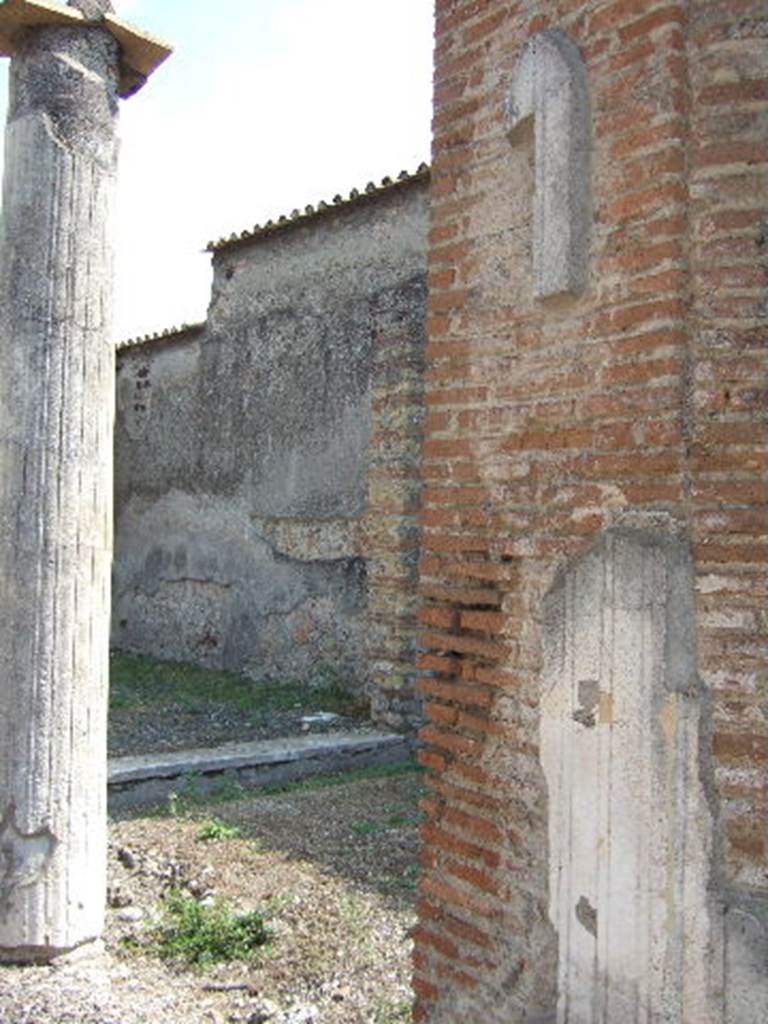 VI.2.16 Pompeii. September 2005. Looking towards triclinium on east side of peristyle garden.