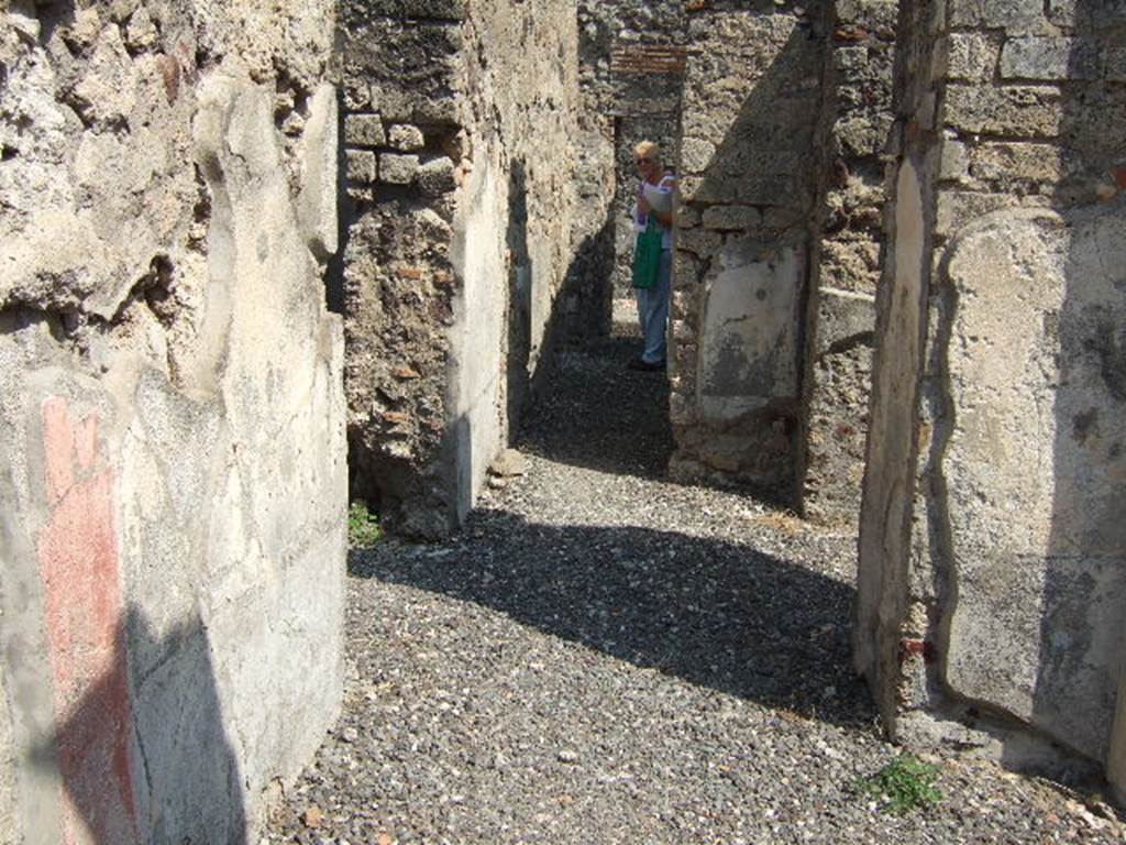 VI.2.16/21 Pompeii. September 2005. Looking east from north portico towards rear entrance at VI.2.21.