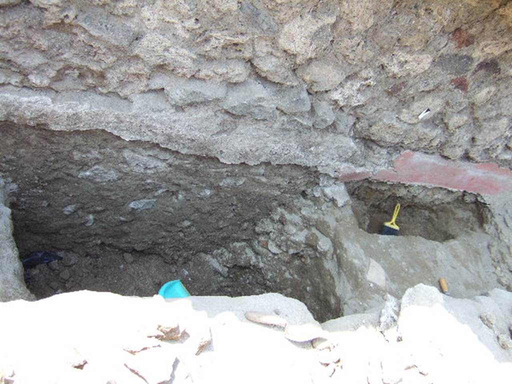 Excavation at base of street wall between VI.2.19 and VI.2.20 in September 2005.