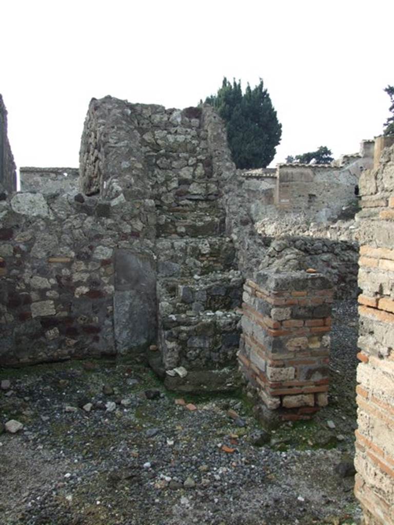 VI.2.20 Pompeii. December 2007. Stone staircase. On the right is the doorway to a large room, described by Fiorelli as either being used as a dormitory or dining room.
