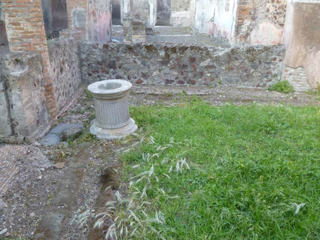 VI.2.22 Pompeii. December 2007. Cistern head and marble puteal near entrance to north portico. 