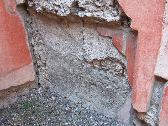 VI.2.22 Pompeii. September 2005. Cubiculum on south side of rear doorway at VI.2.15. Looking west.

