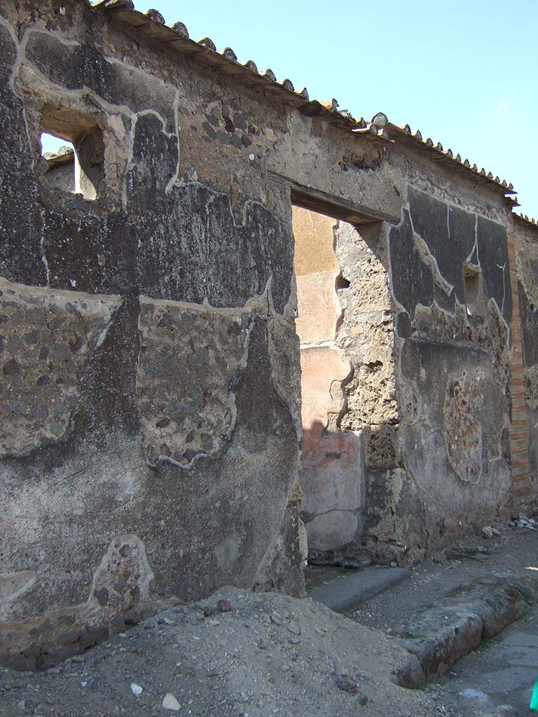 VI.2.22 Pompeii. September 2005. Entrance doorway on Vicolo di Modesto.