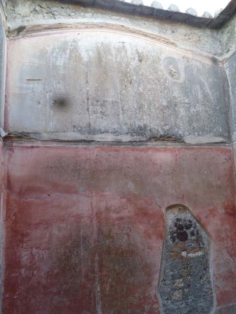 VI.2.22 Pompeii. May 2011. North wall with painted decoration and stucco cornice in vaulted cubiculum on north side of entrance doorway.
